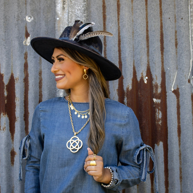 Pendiente de puño de oro mate con colgante cuadrado de 200 k