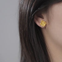 Delicado pendiente de rosa