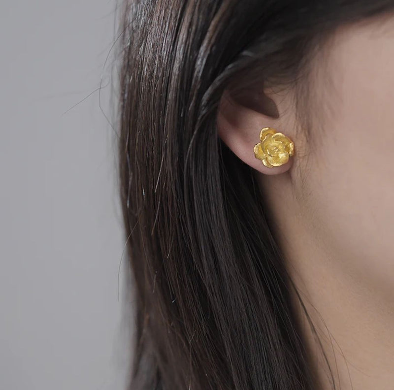 Delicado pendiente de rosa