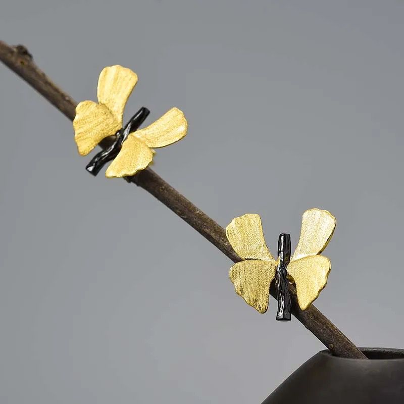 Pequeño pendiente de mariposa