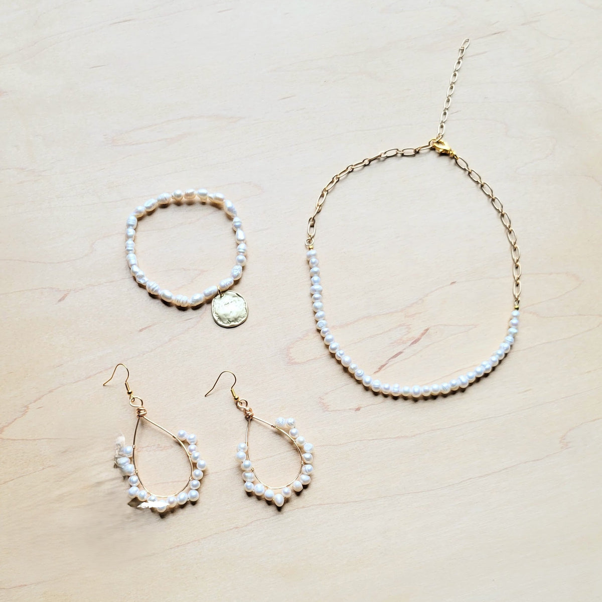 Pendientes de aro con perlas de agua dulce envueltas en alambre, 218 años 