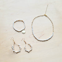 Pendientes de aro con perlas de agua dulce envueltas en alambre, 218 años 