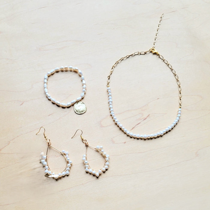 Pendientes de aro con perlas de agua dulce envueltas en alambre, 218 años 