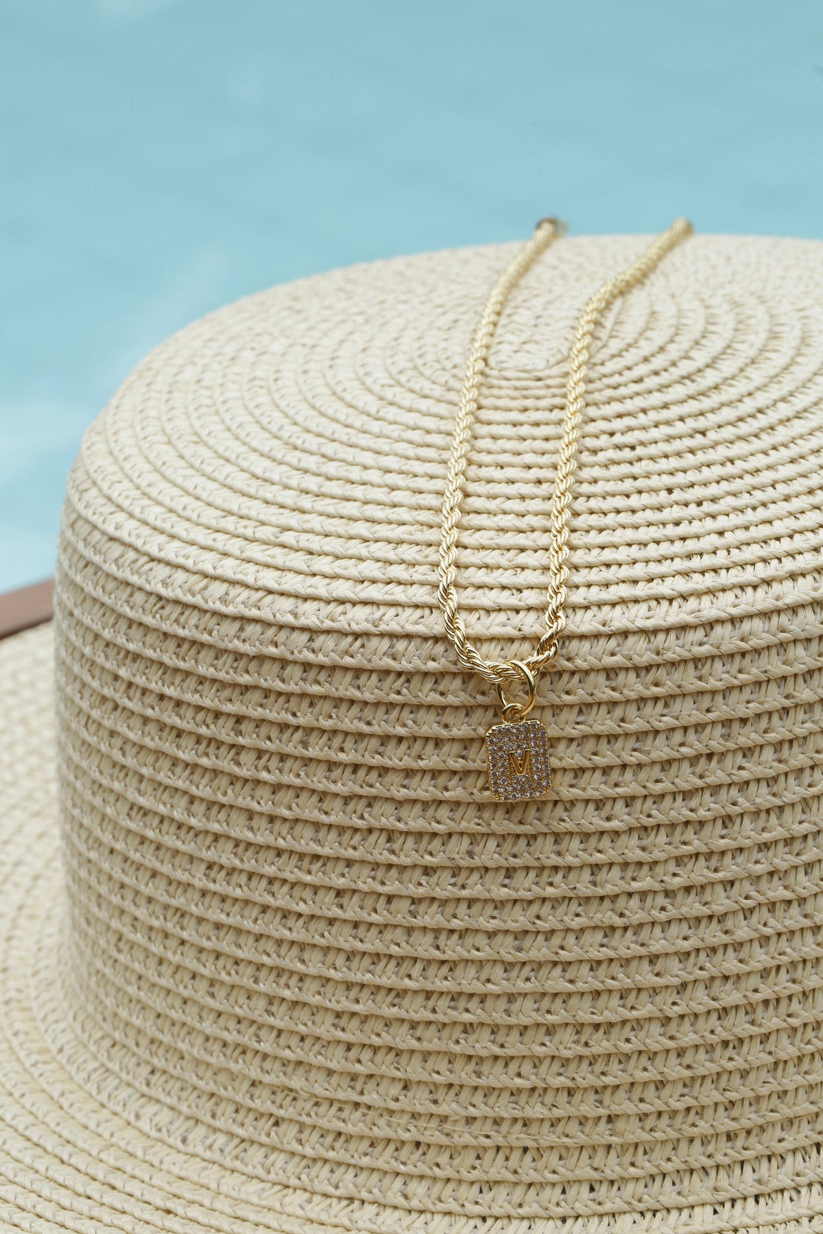 Collar glam con iniciales