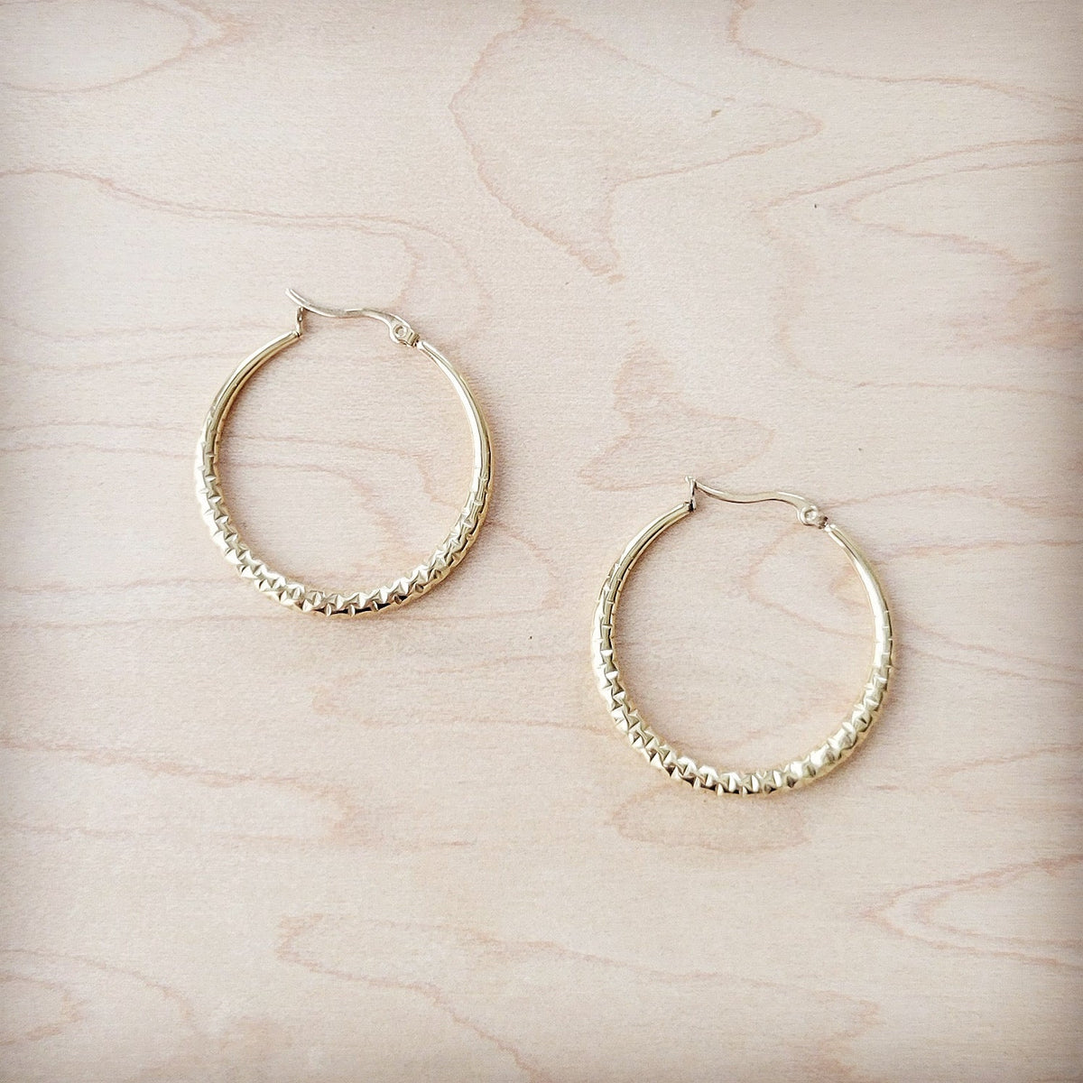 Pendientes de aro medianos de acero inoxidable grabados con baño de oro de 14 quilates de 200 d 