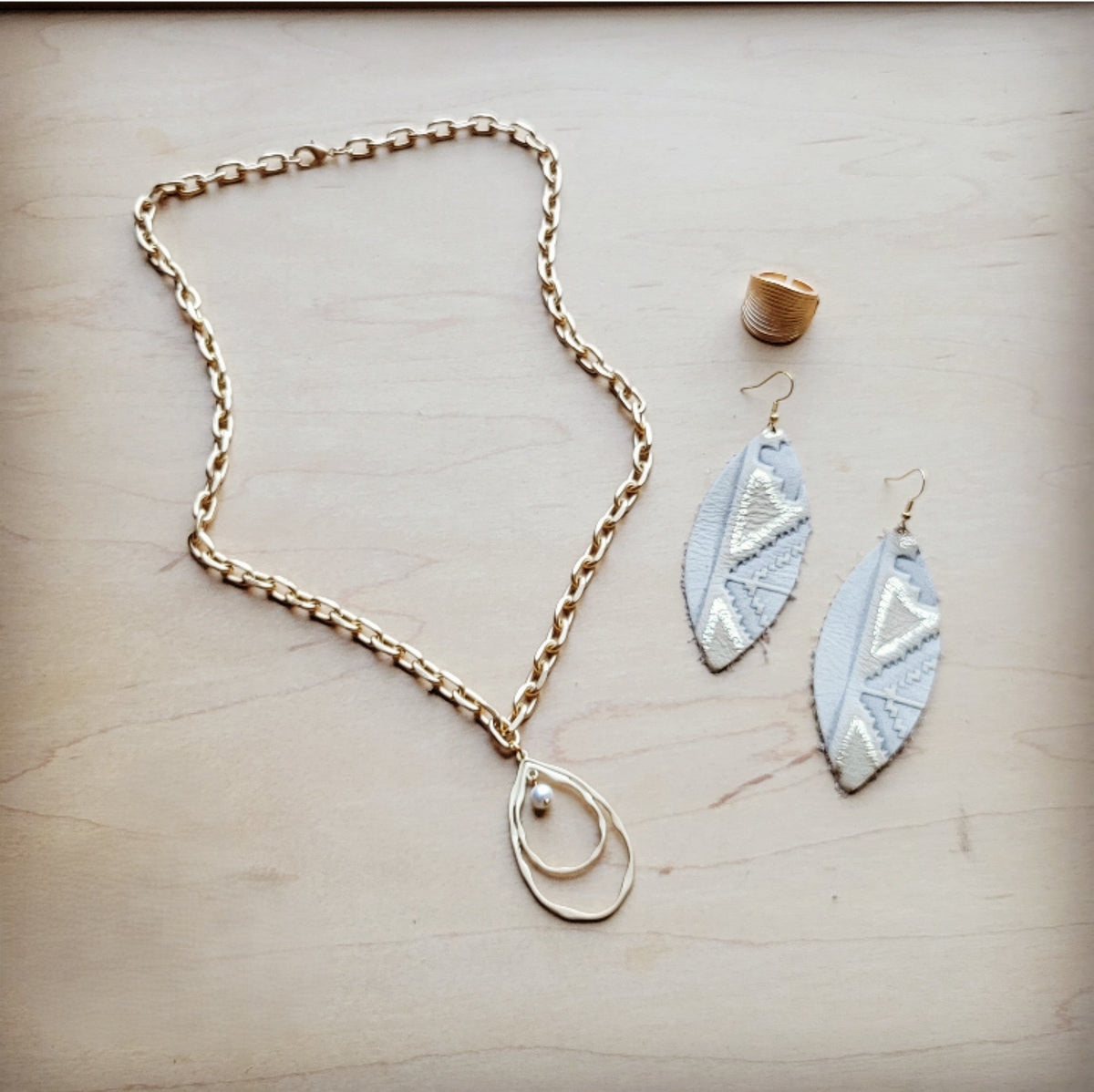 Collar de oro mate con colgante de perla de oro mate 259o 