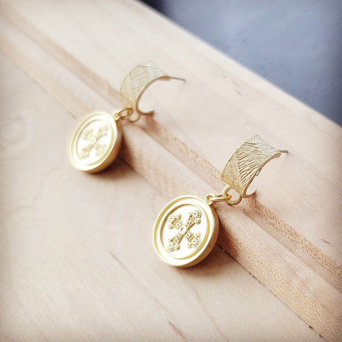 Pendiente de puño de oro mate con colgante de moneda de 200 l