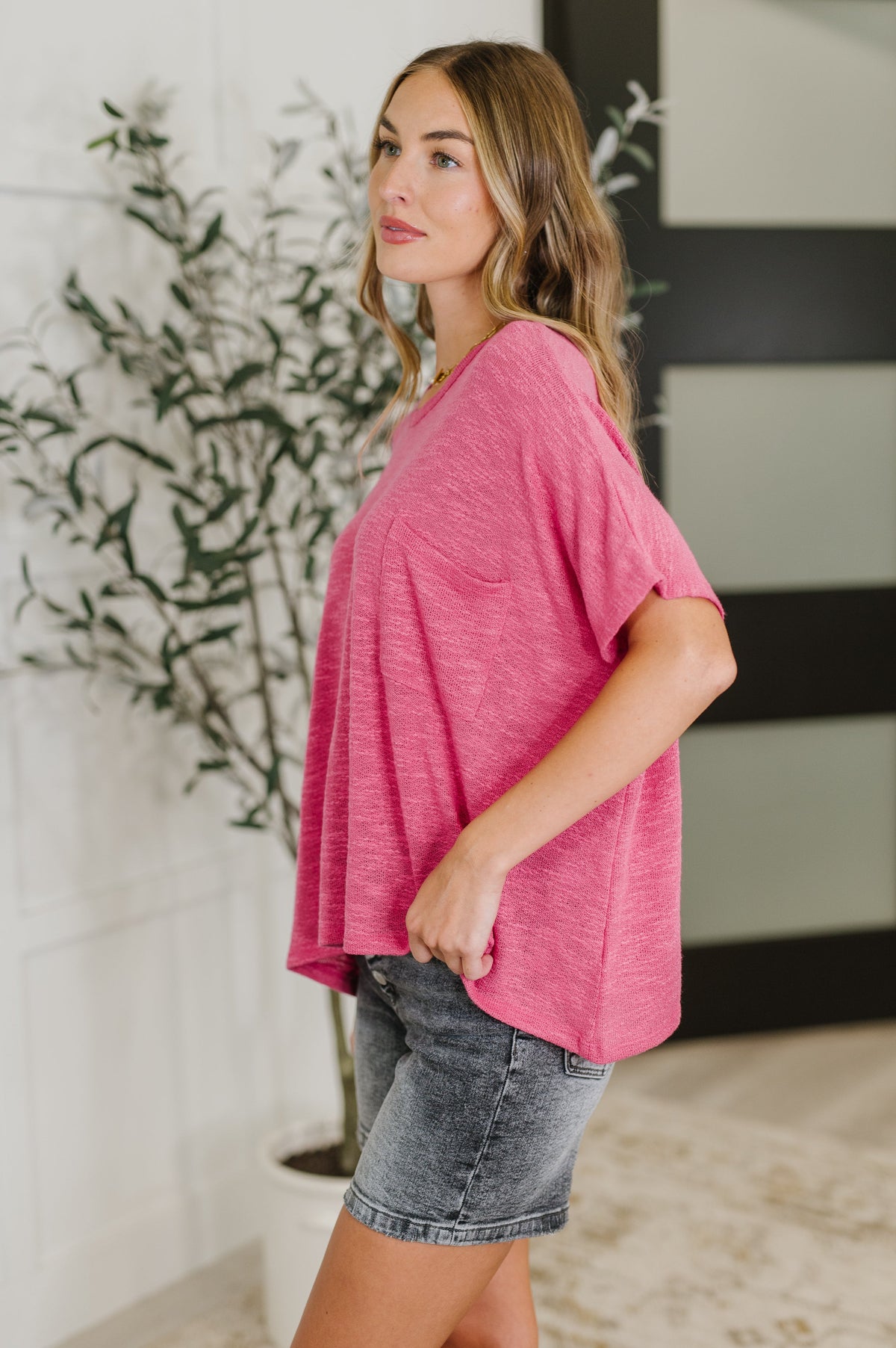 Blusa con mangas dolman fluidas en rosa intenso