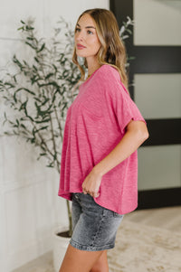 Blusa con mangas dolman fluidas en rosa intenso