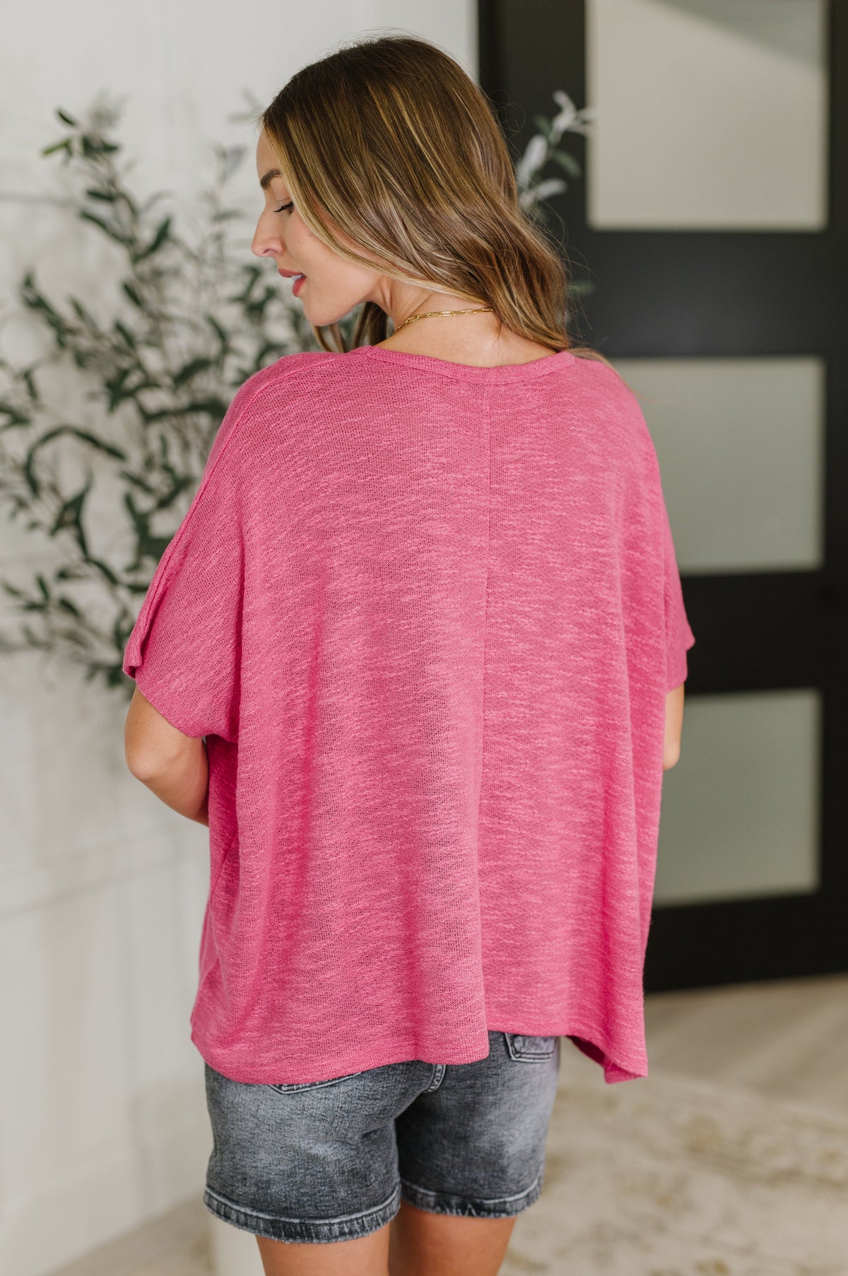 Blusa con mangas dolman fluidas en rosa intenso