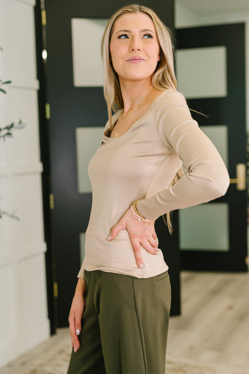 Top básico de manga larga en color arena ¿Puedes creerlo?