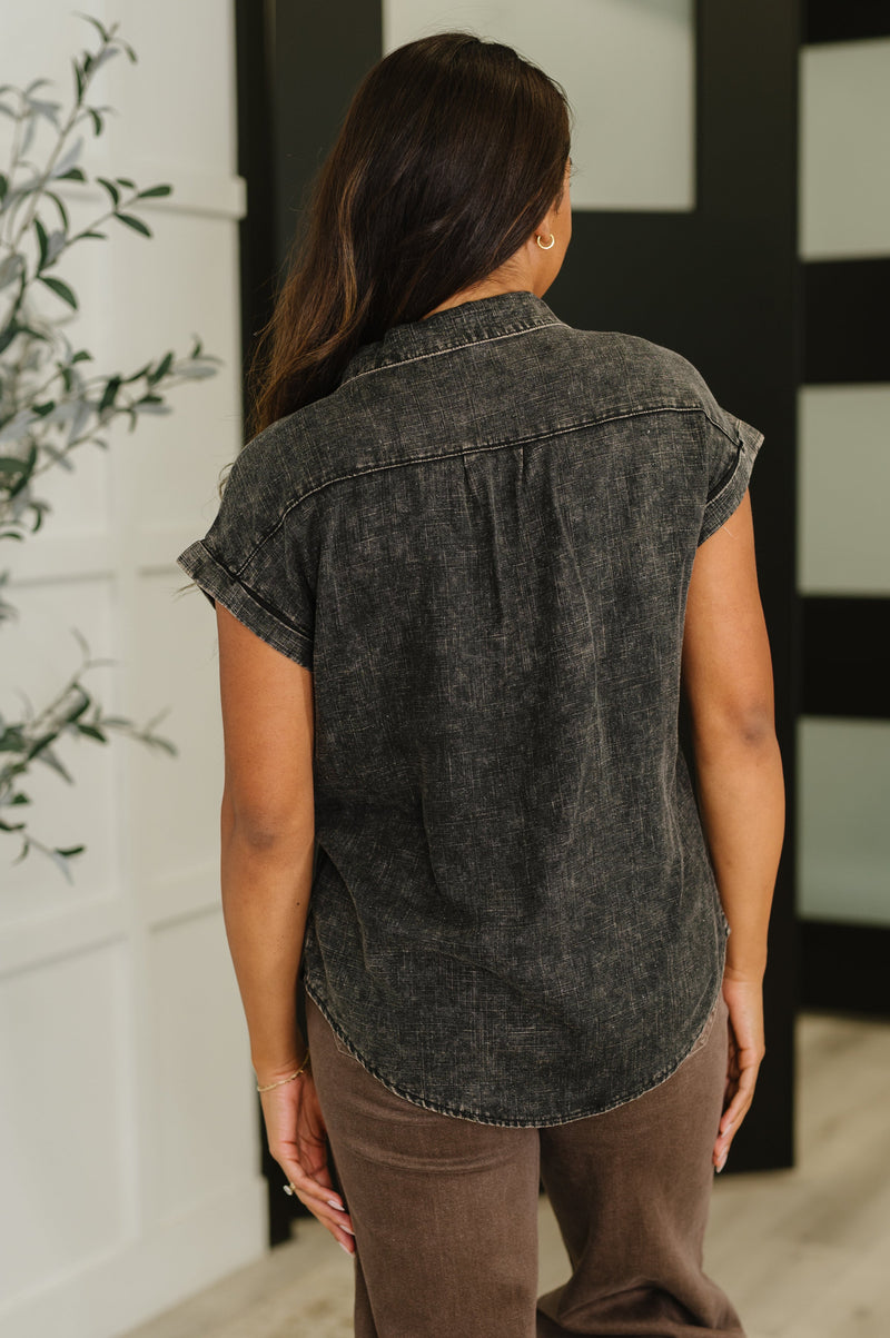 Blusa abotonada Cloud Nine to Five en negro ceniza