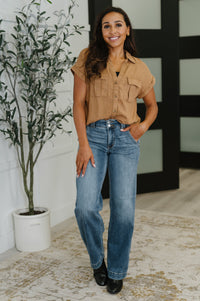 Blusa con botones Cloud Nine to Five en color camello intenso