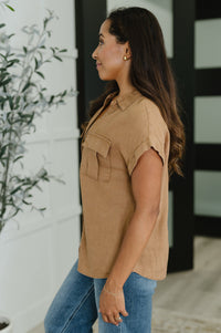 Blusa con botones Cloud Nine to Five en color camello intenso