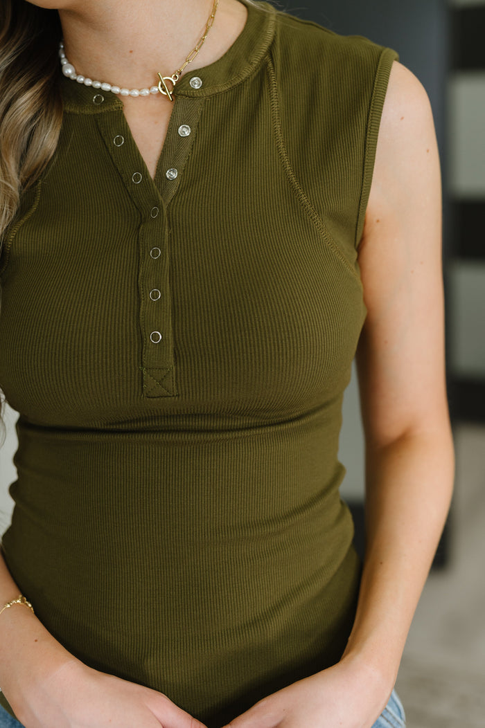 Camiseta de tirantes Henley de punto con borde para uso diario en verde camuflaje