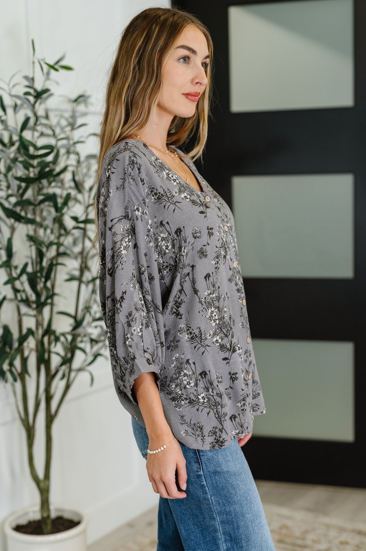 Blusa tejida con efecto arrugado profundo en gris duna