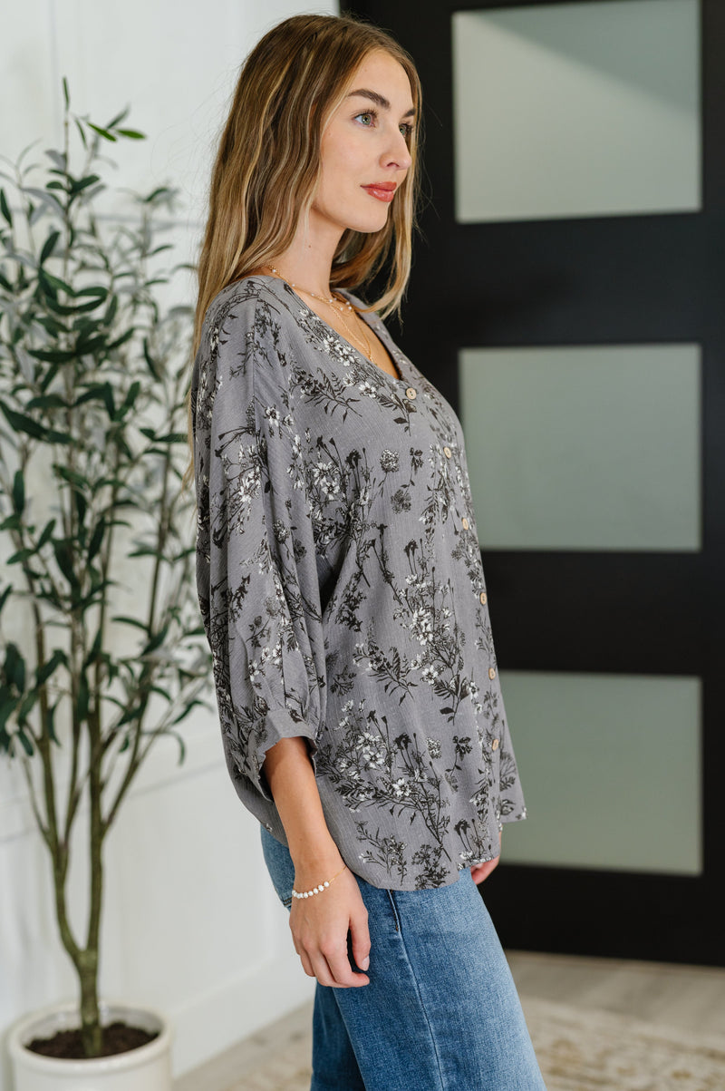 Blusa tejida con efecto arrugado profundo en gris duna