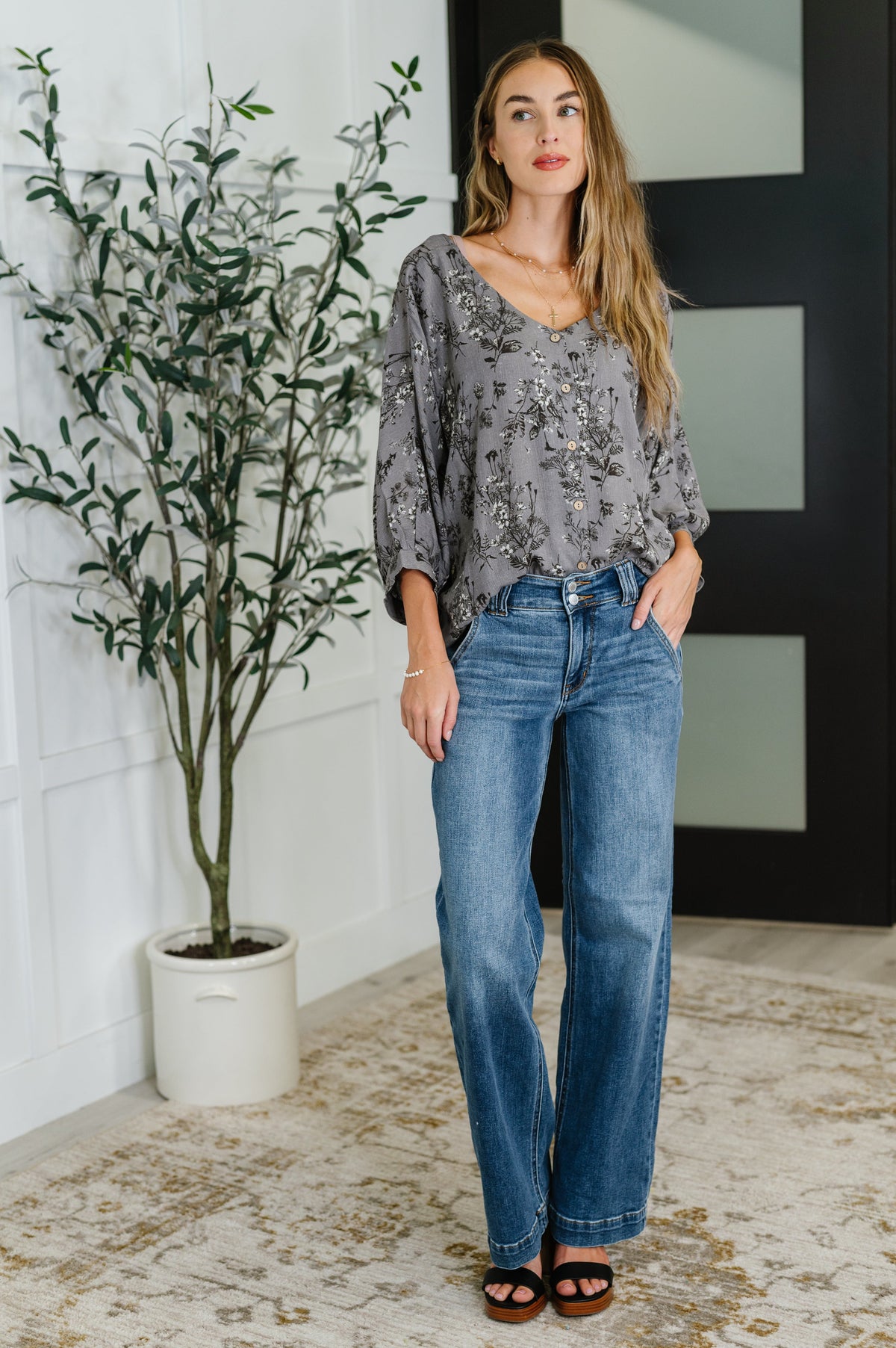 Blusa tejida con efecto arrugado profundo en gris duna