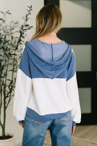 Sudadera con capucha con bloques de color azul Here for Now