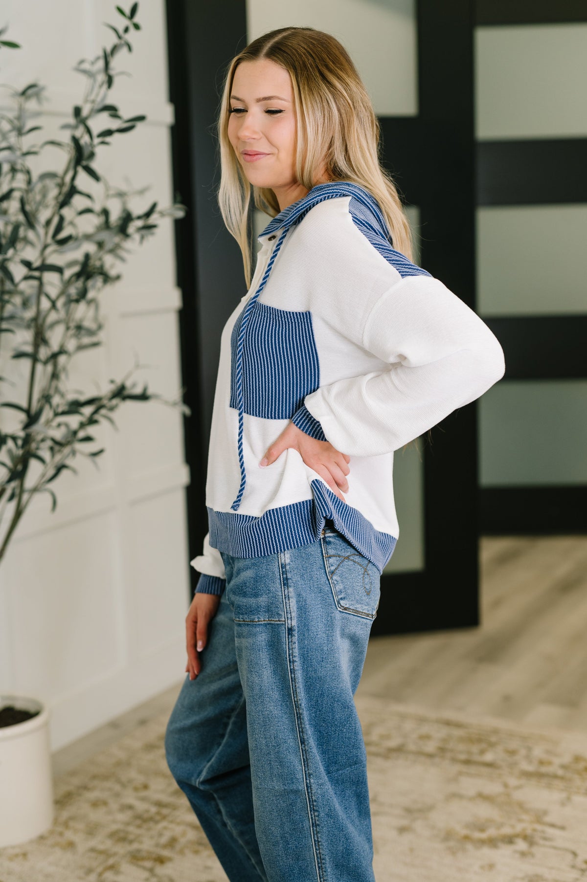 Sudadera con capucha con bloques de color azul Here for Now