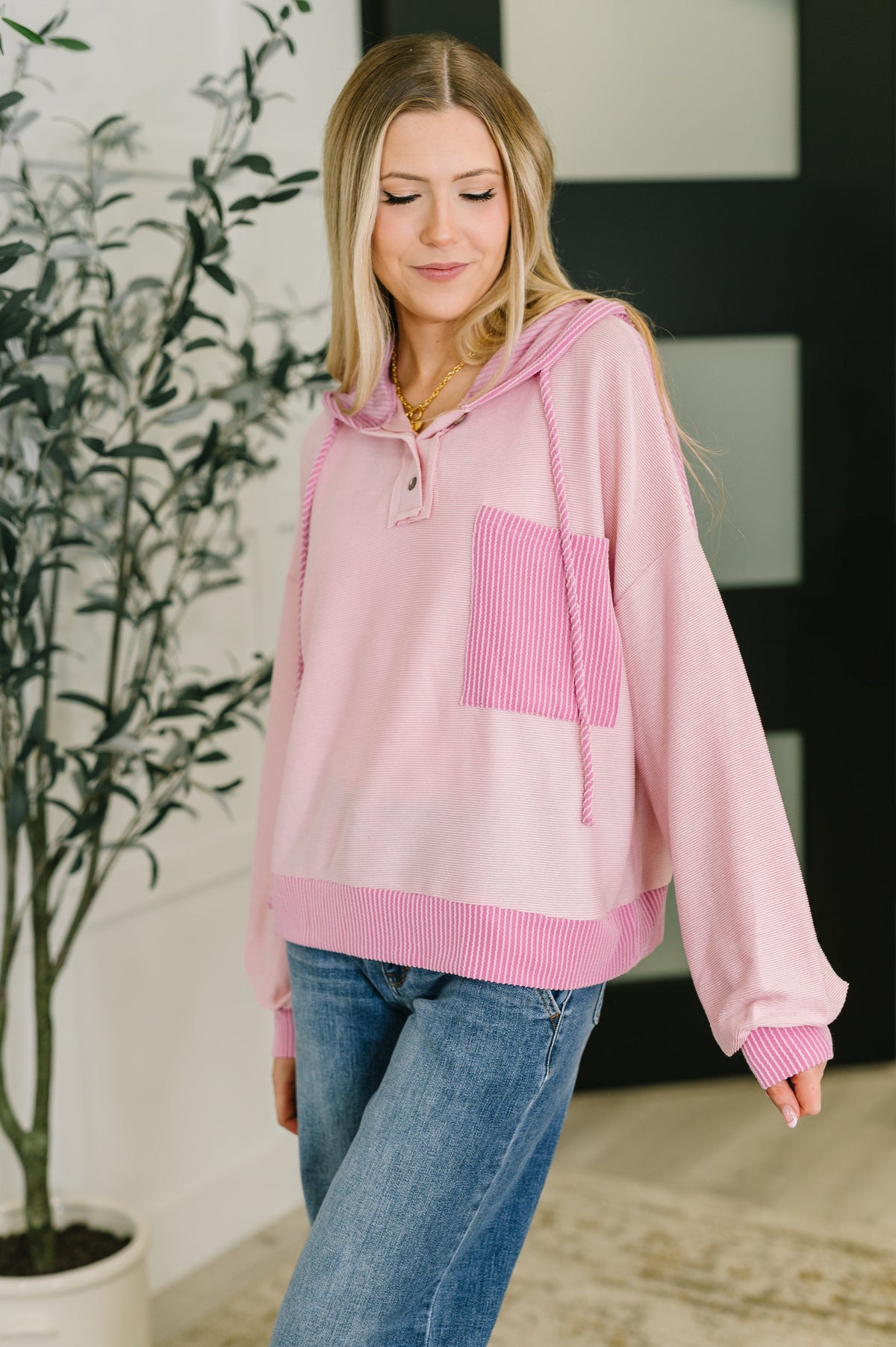 Sudadera con capucha con bloques de color rosa "Here for Now"