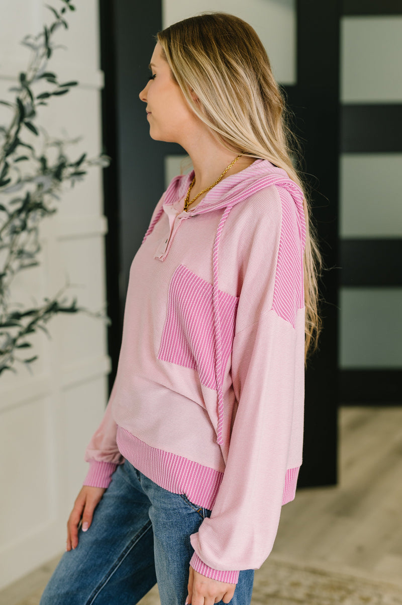 Sudadera con capucha con bloques de color rosa "Here for Now"