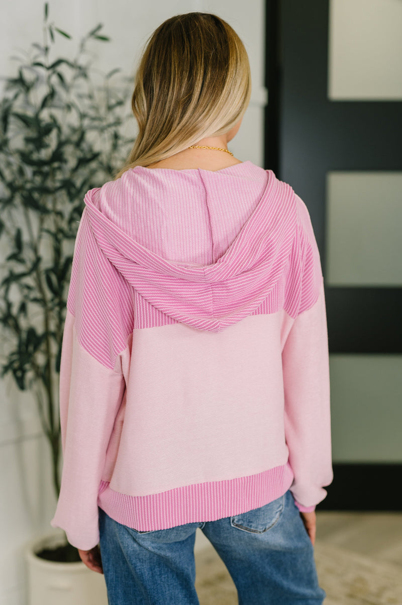 Sudadera con capucha con bloques de color rosa "Here for Now"