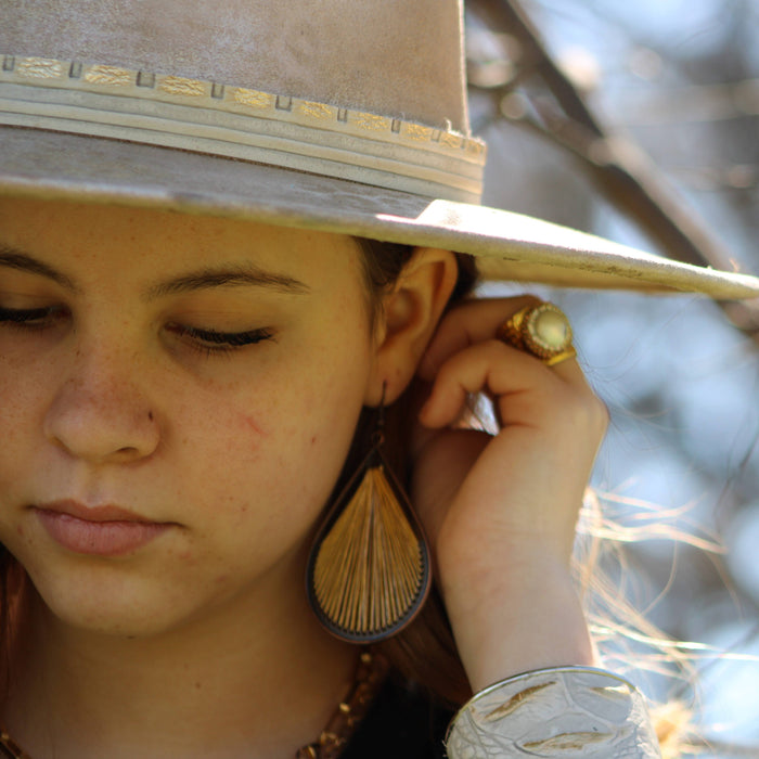 Pendientes grandes de lágrima tejida en mostaza 206a