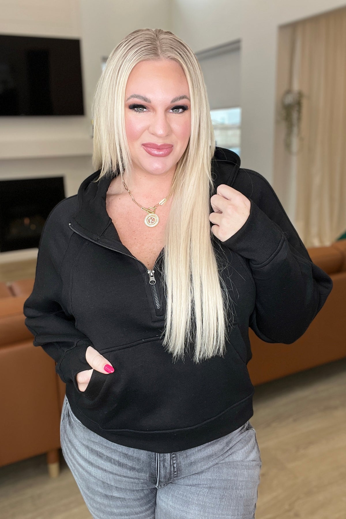 Sudadera corta con media cremallera en color negro