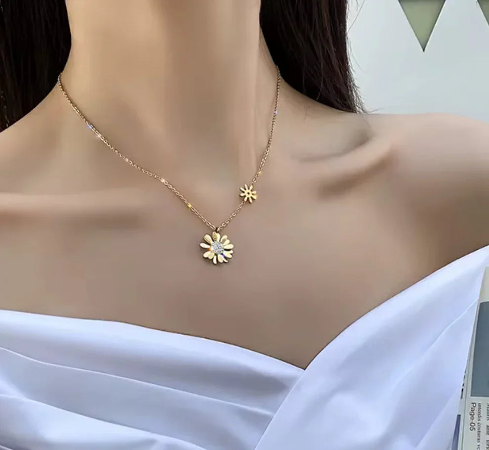 Collar de margaritas con diamantes dorados