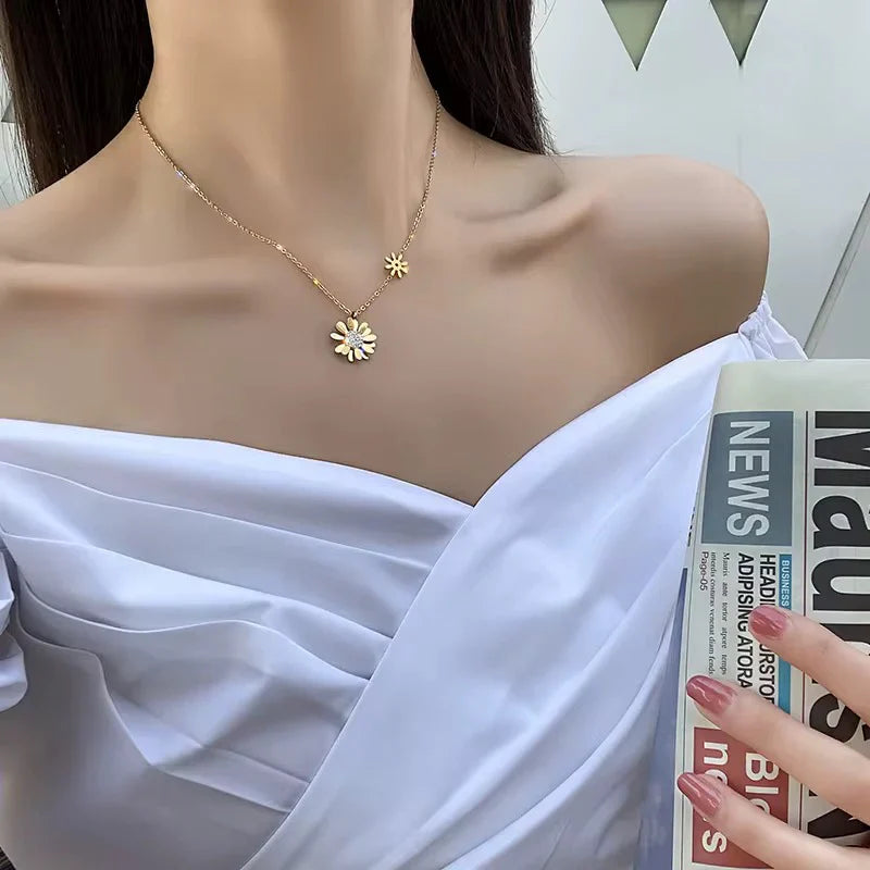 Collar de margaritas con diamantes dorados