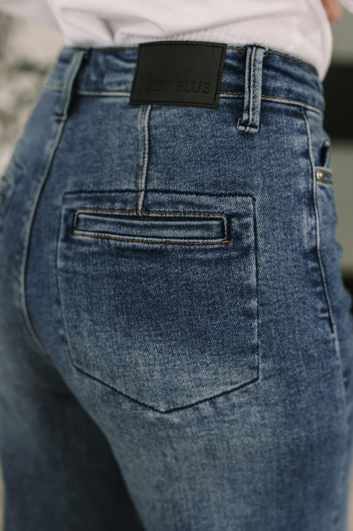 Paquetes de Karla de cintura alta, columna recta, botones, bragueta y ribete en la espalda