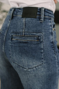 Paquetes de Karla de cintura alta, columna recta, botones, bragueta y ribete en la espalda