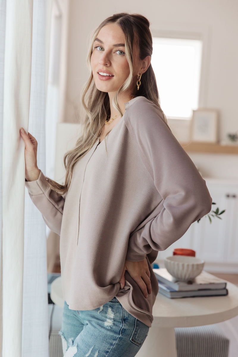 Top de cuello en V Less Conversation