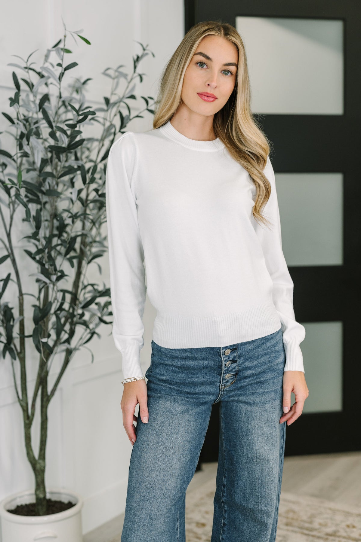 Blusa de manga larga blanca de Needsary Closet Space