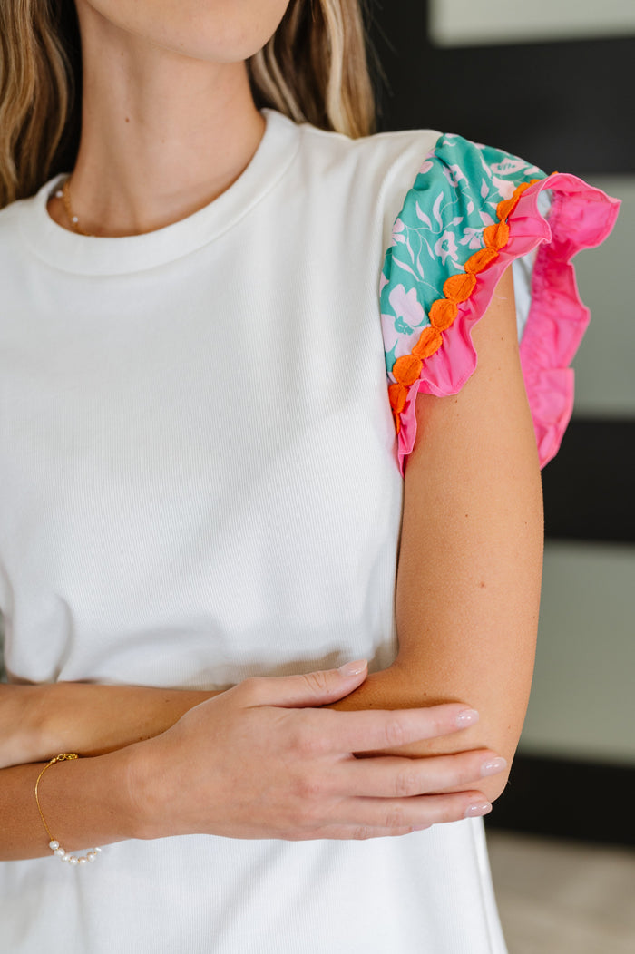 Blusa blanca con mangas onduladas y estampado floral de Petals &amp; Poise