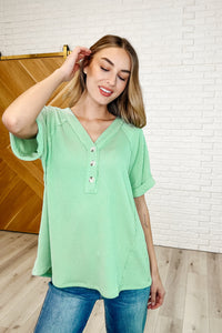 Camiseta sencilla y atrevida con cuello en V en verde menta