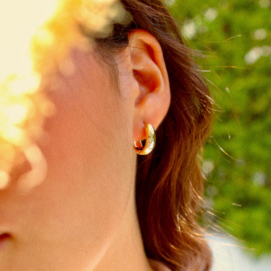 Pendientes Huggie pequeños, minimalistas y sencillos