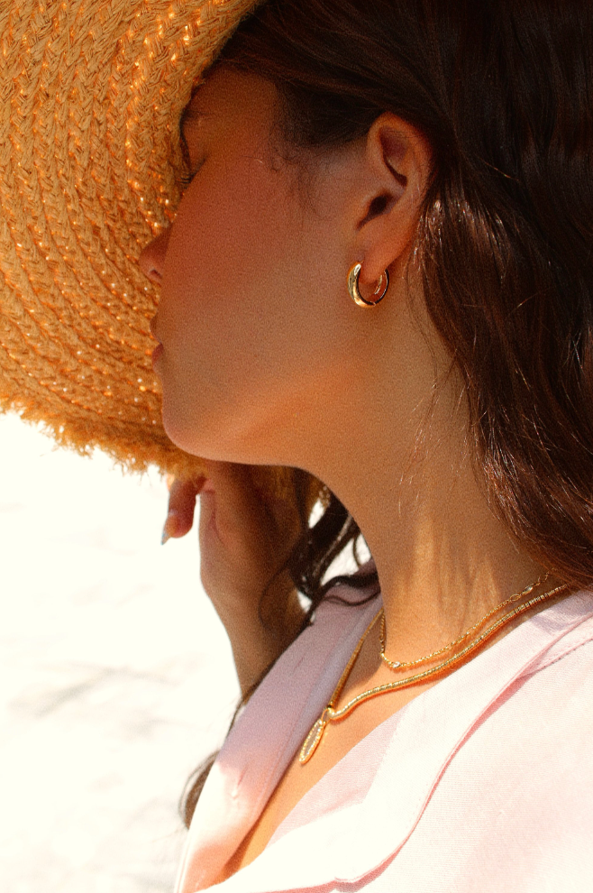 Pendientes Huggie pequeños, minimalistas y sencillos