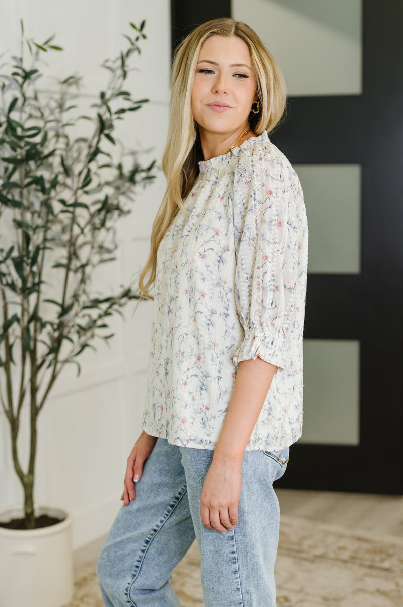 Blusa de cuello alto con volantes Sweet Ruffle Affair en azul