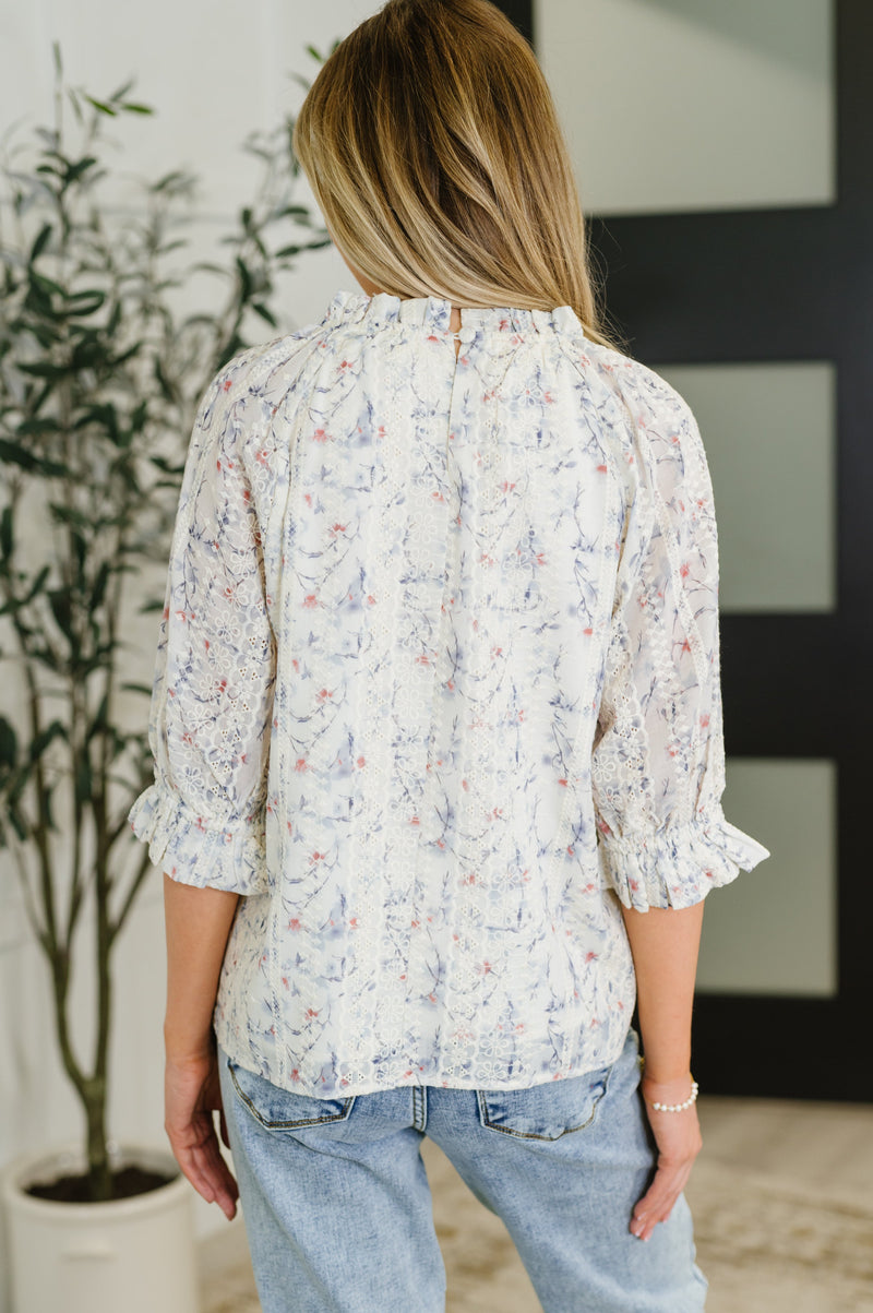 Blusa de cuello alto con volantes Sweet Ruffle Affair en azul