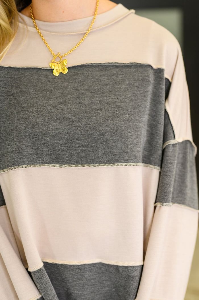 Top de dos tonos con hombros caídos