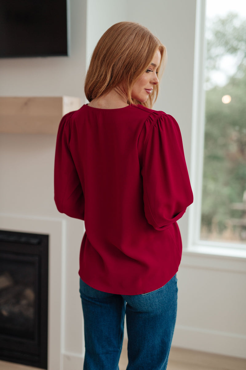 Blusa con cuello en V de vuelta al negocio