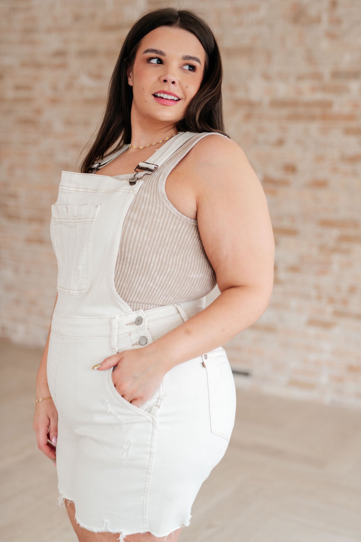 Pantalones cortos Anna de tiro alto teñidos en prenda en color crudo