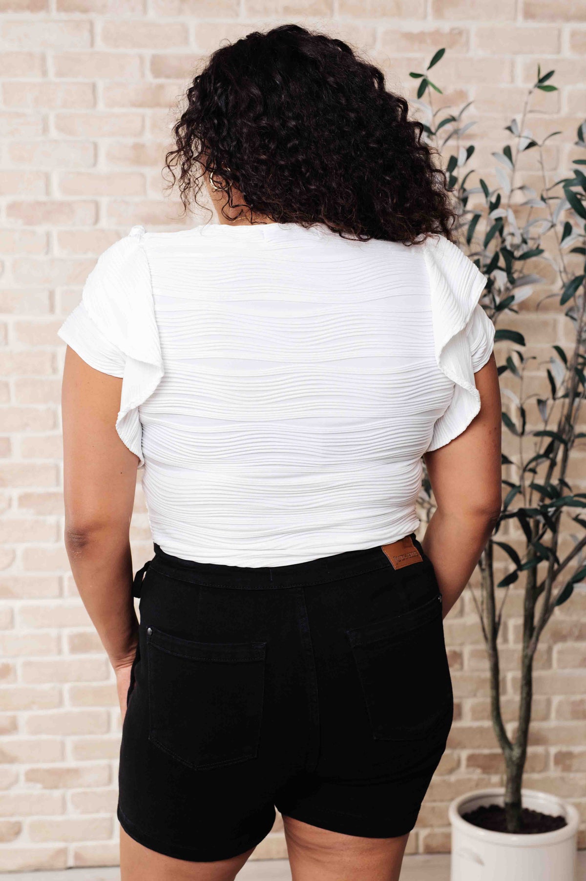 Blusa con mangas con volantes de Highest Praise