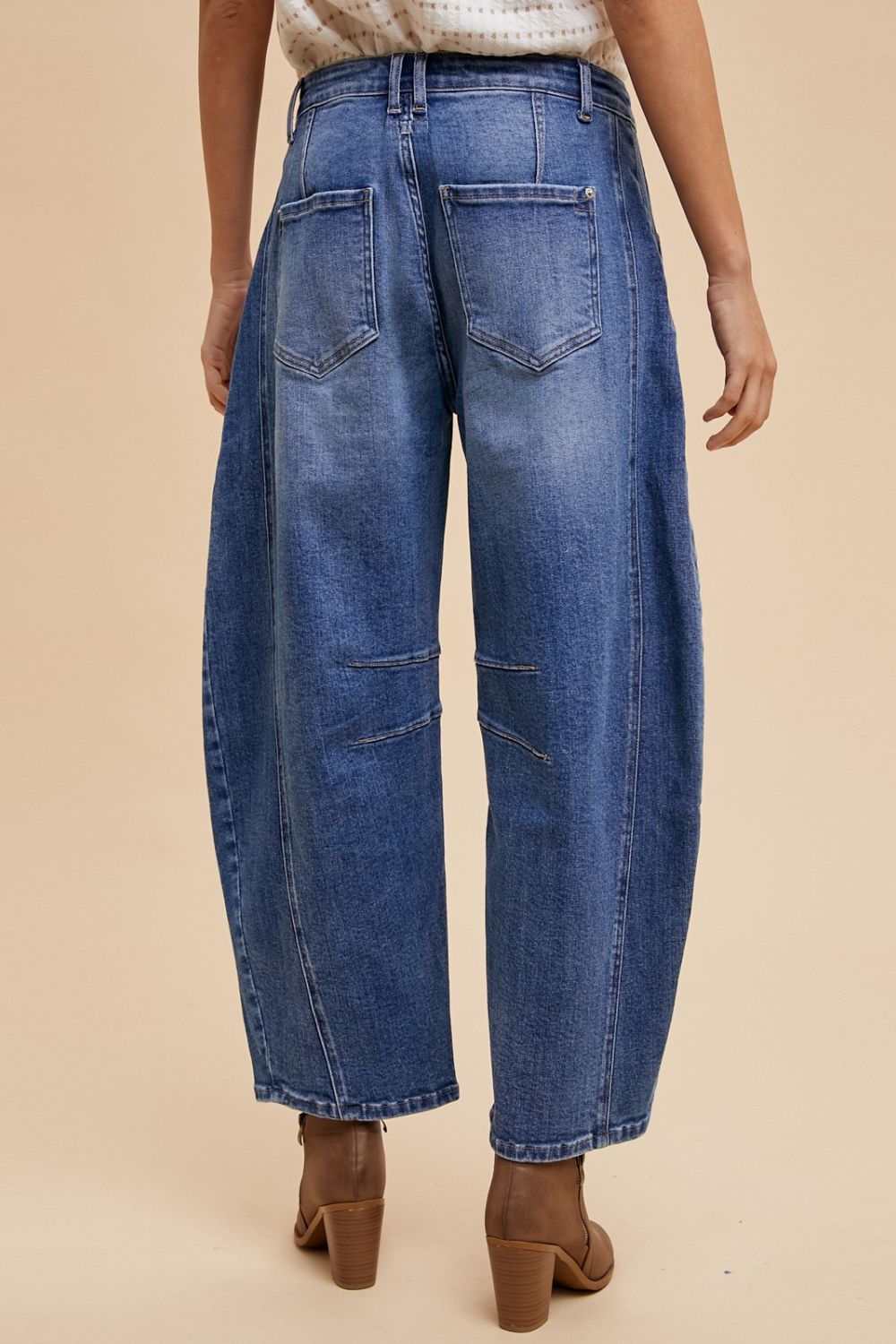 Mid Rise Barrel Leg Jeans with Pockets