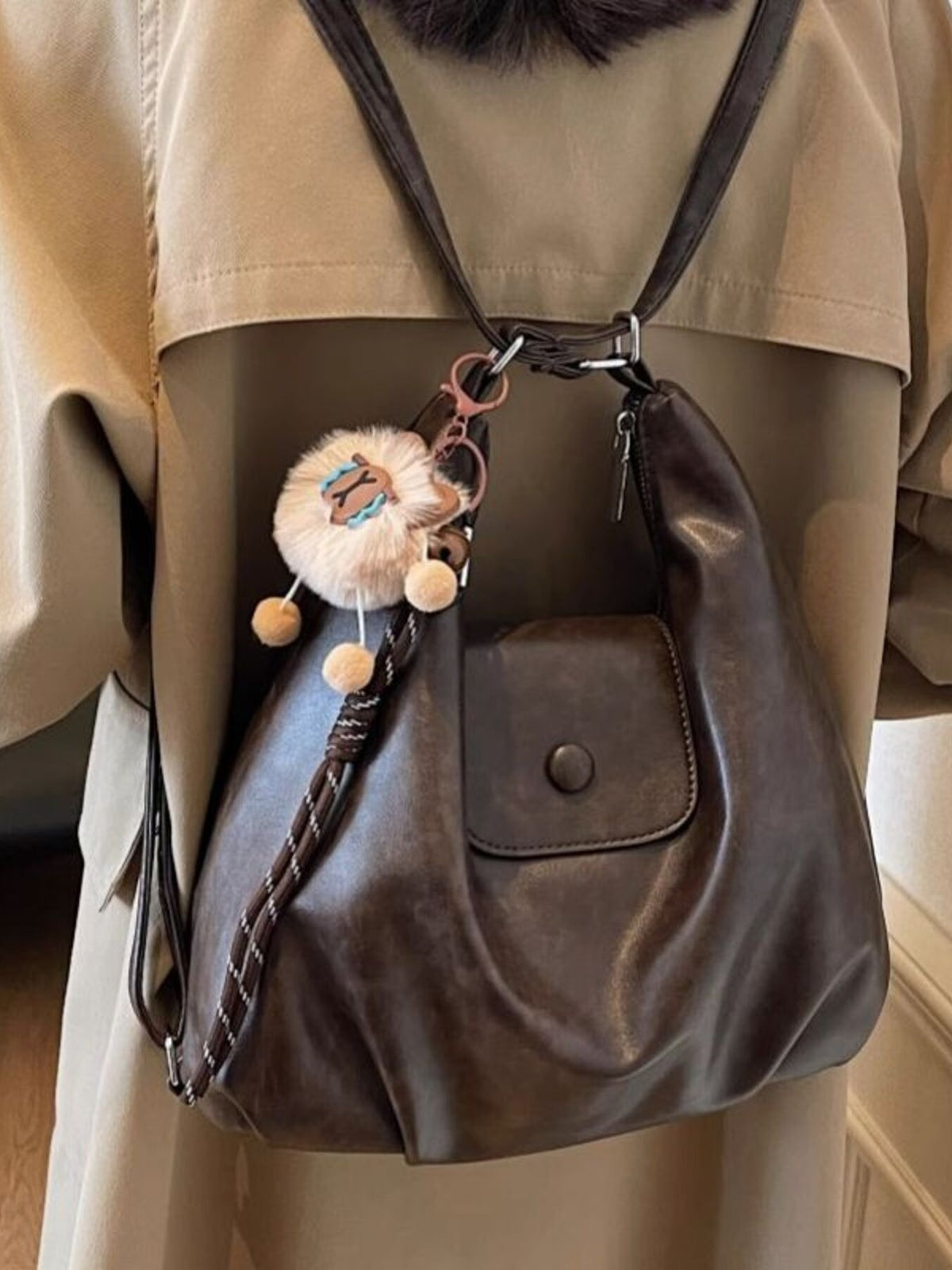 Vintage style leather shoulder bag with adjustable strap and classic design, perfect for everyday use.