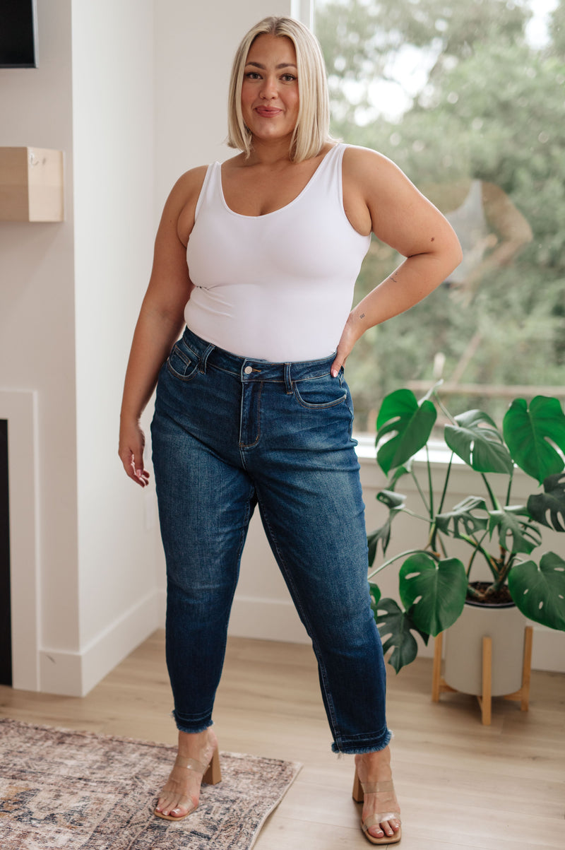 Vaqueros Phillipa de tiro alto con dobladillo suelto