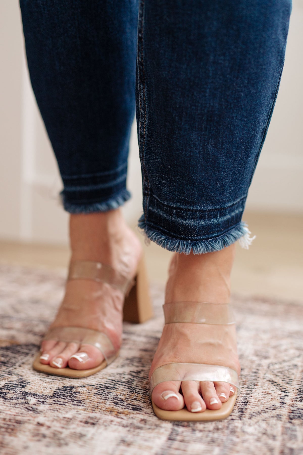 Vaqueros Phillipa de tiro alto con dobladillo suelto